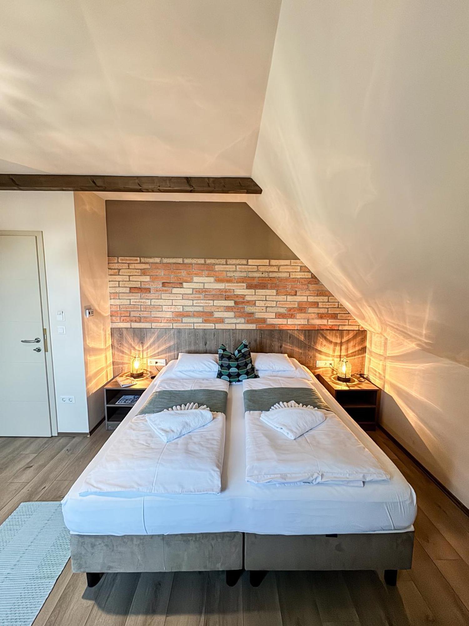 Dreko Panzio & Borbisztro Bed and Breakfast Győrújbarát Εξωτερικό φωτογραφία