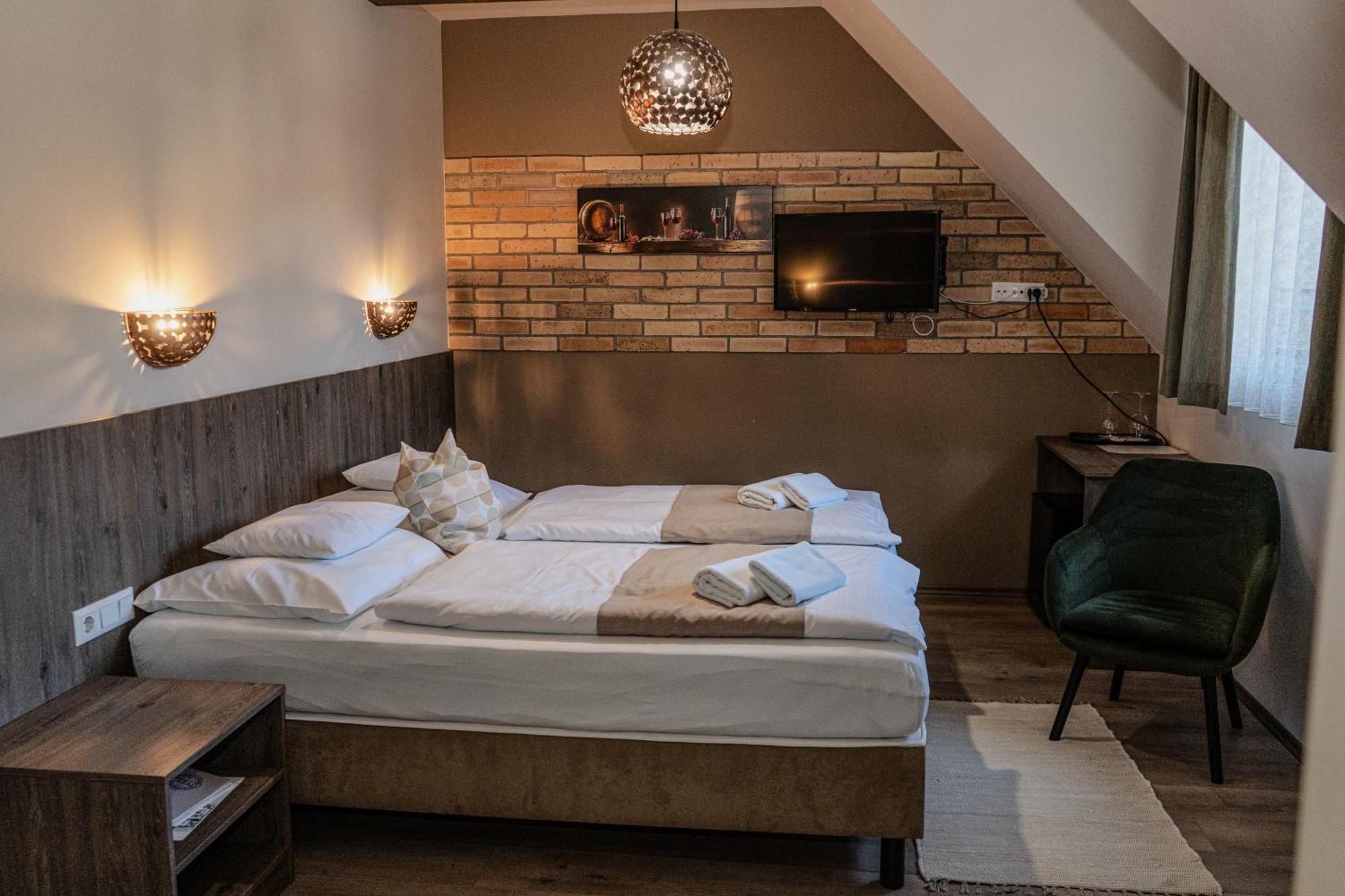 Dreko Panzio & Borbisztro Bed and Breakfast Győrújbarát Εξωτερικό φωτογραφία