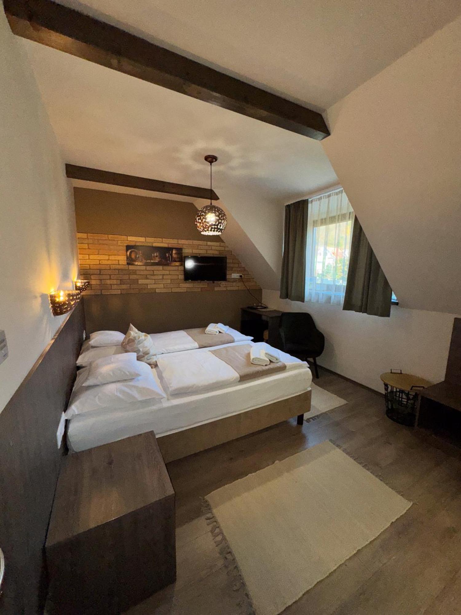 Dreko Panzio & Borbisztro Bed and Breakfast Győrújbarát Εξωτερικό φωτογραφία