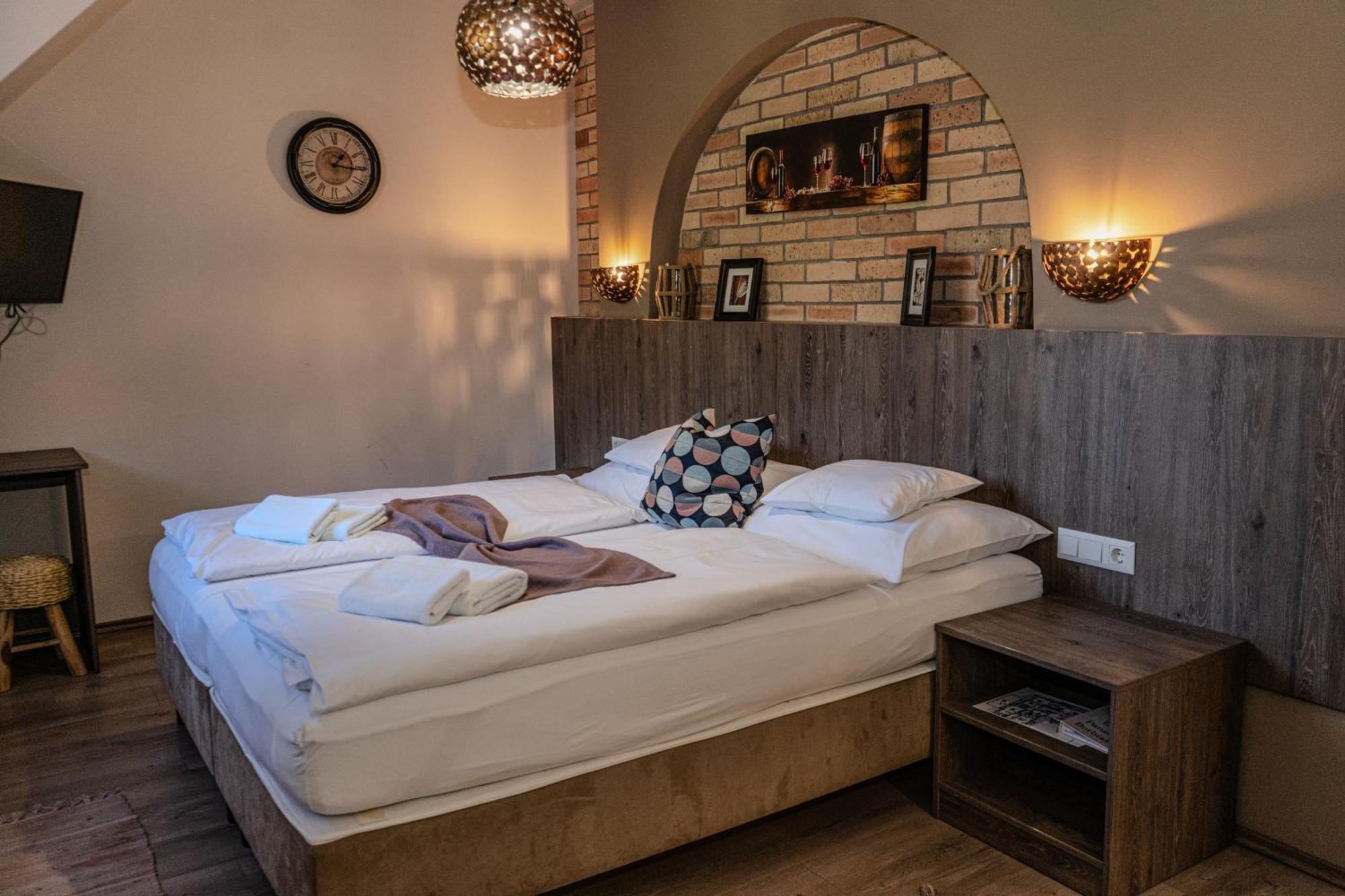 Dreko Panzio & Borbisztro Bed and Breakfast Győrújbarát Εξωτερικό φωτογραφία